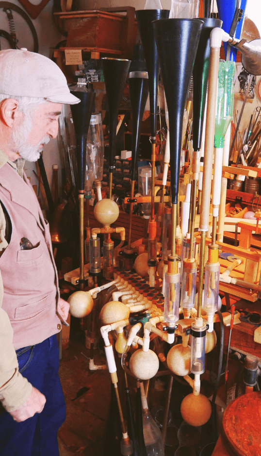 Len Solomon and his Bellowphone instrument